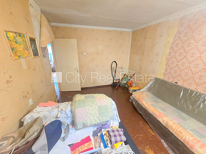 Fasādes māja, ieeja no ielas, kāpņu telpa pēc kosmētiskā remonta, balkons, logi vērsti Rīga - foto 18