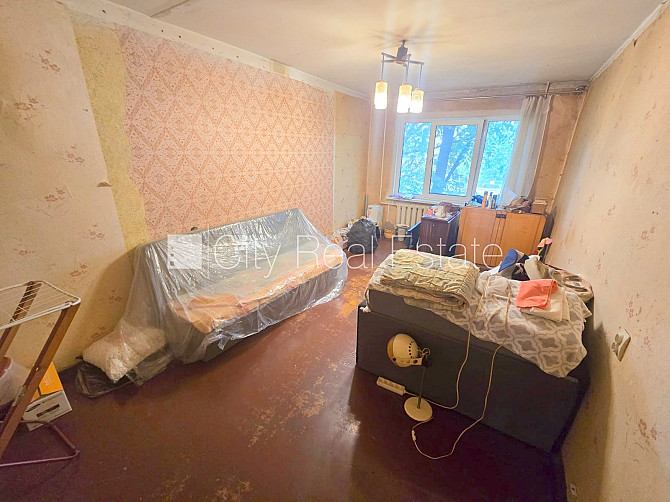 Fasādes māja, ieeja no ielas, kāpņu telpa pēc kosmētiskā remonta, balkons, logi vērsti Rīga - foto 16