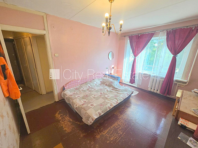 Fasādes māja, ieeja no ielas, kāpņu telpa pēc kosmētiskā remonta, balkons, logi vērsti Rīga - foto 9