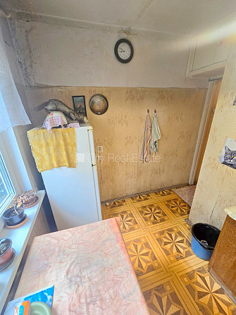 Fasādes māja, ieeja no ielas, kāpņu telpa pēc kosmētiskā remonta, balkons, logi vērsti Rīga - foto 6