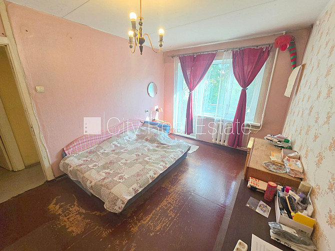 Fasādes māja, ieeja no ielas, kāpņu telpa pēc kosmētiskā remonta, balkons, logi vērsti Rīga - foto 11