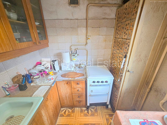 Fasādes māja, ieeja no ielas, kāpņu telpa pēc kosmētiskā remonta, balkons, logi vērsti Rīga - foto 5