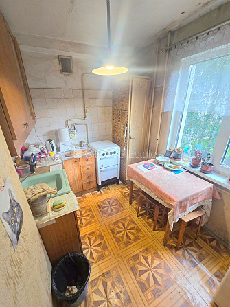 Fasādes māja, ieeja no ielas, kāpņu telpa pēc kosmētiskā remonta, balkons, logi vērsti Rīga - foto 4
