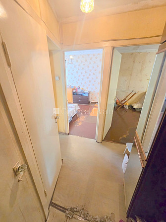 Fasādes māja, ieeja no ielas, kāpņu telpa pēc kosmētiskā remonta, balkons, logi vērsti Rīga - foto 8