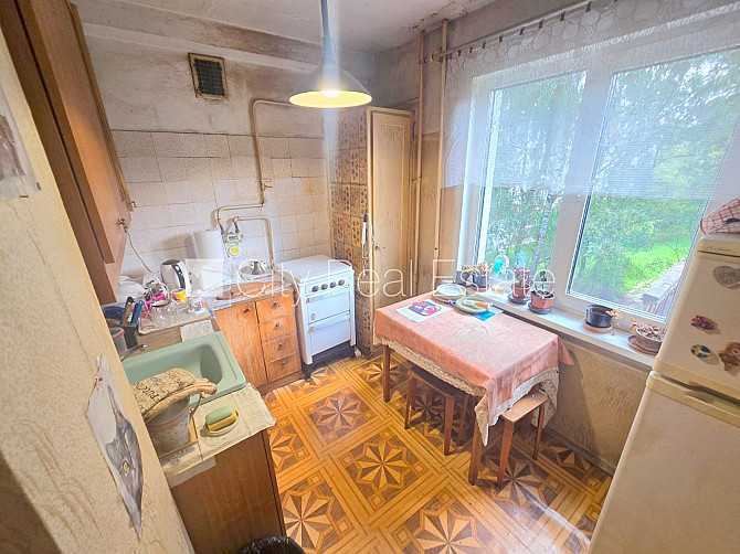 Fasādes māja, ieeja no ielas, kāpņu telpa pēc kosmētiskā remonta, balkons, logi vērsti Rīga - foto 1