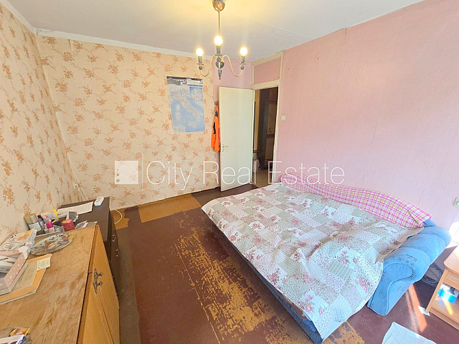 Fasādes māja, ieeja no ielas, kāpņu telpa pēc kosmētiskā remonta, balkons, logi vērsti Rīga - foto 12