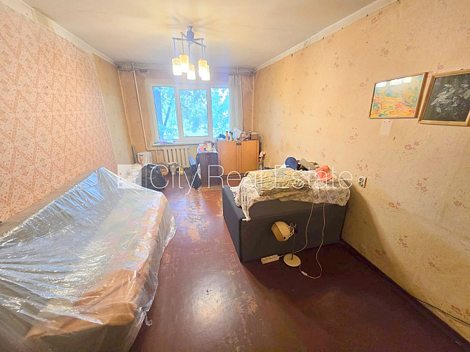 Fasādes māja, ieeja no ielas, kāpņu telpa pēc kosmētiskā remonta, balkons, logi vērsti Rīga - foto 17