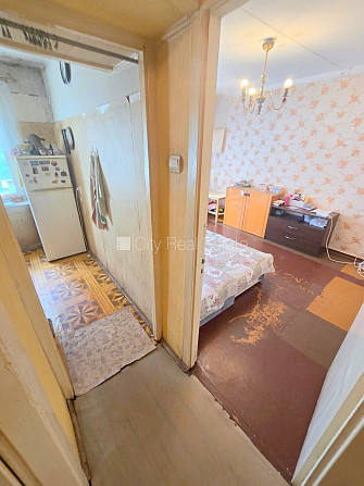 Fasādes māja, ieeja no ielas, kāpņu telpa pēc kosmētiskā remonta, balkons, logi vērsti Rīga - foto 7