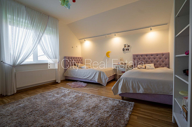 Privātmāja, labiekārtots apzaļumots pagalms, garāža vienai automašīnai, pagalmā bērnu Rīga - foto 16
