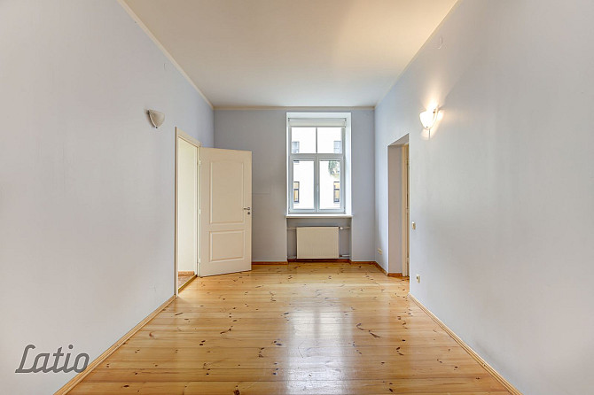 Īrei tiek piedāvāts plašs dzīvoklis pašā pilsētas centrā. Līdzās restorāni, veikali, Rīga - foto 2