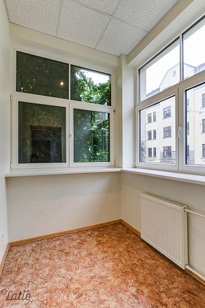 Īrei tiek piedāvāts plašs dzīvoklis pašā pilsētas centrā. Līdzās restorāni, veikali, Rīga - foto 3