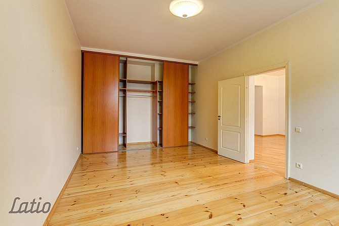 Īrei tiek piedāvāts plašs dzīvoklis pašā pilsētas centrā. Līdzās restorāni, veikali, Rīga - foto 5