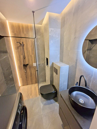 Fasādes māja, renovēta māja, slēgts pagalms, ieeja no ielas, ir lifts, kāpņu telpa pēc Rīga - foto 15