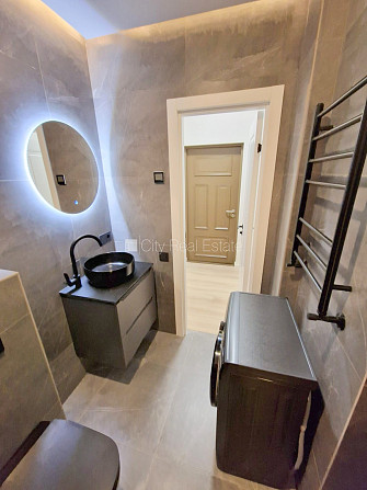 Fasādes māja, renovēta māja, slēgts pagalms, ieeja no ielas, ir lifts, kāpņu telpa pēc Rīga - foto 19