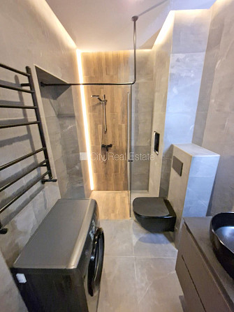 Fasādes māja, renovēta māja, slēgts pagalms, ieeja no ielas, ir lifts, kāpņu telpa pēc Rīga - foto 16