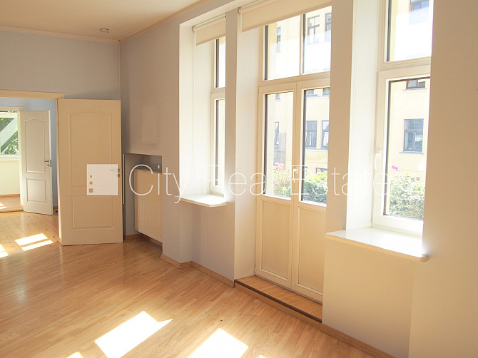 Renovēta māja, labiekārtots apzaļumots pagalms, apsargāta teritorija, ir lifts, kāpņu telpa Rīga - foto 3