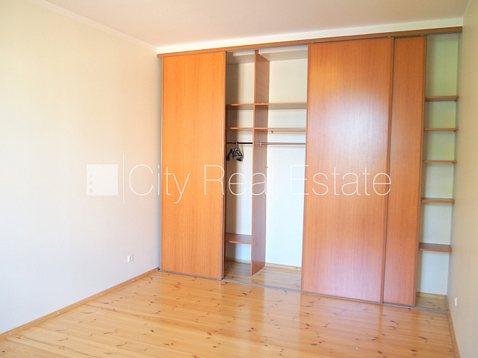 Renovēta māja, labiekārtots apzaļumots pagalms, apsargāta teritorija, ir lifts, kāpņu telpa Rīga - foto 9
