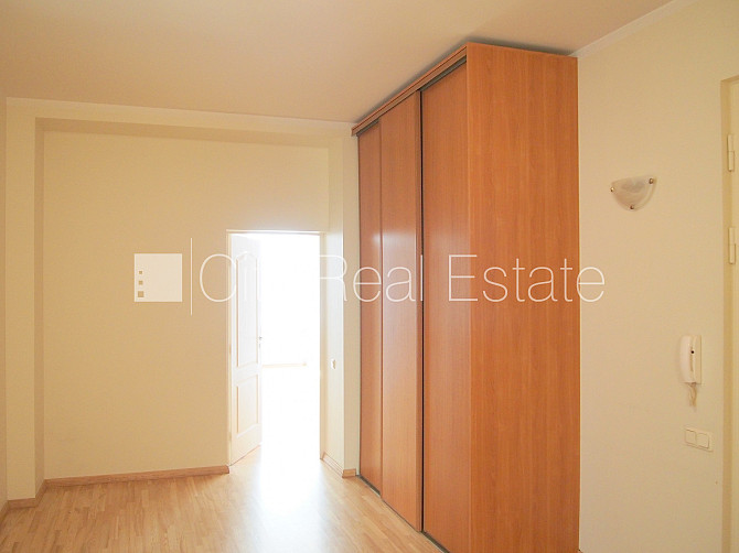Renovēta māja, labiekārtots apzaļumots pagalms, apsargāta teritorija, ir lifts, kāpņu telpa Rīga - foto 14