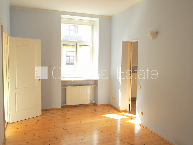 Renovēta māja, labiekārtots apzaļumots pagalms, apsargāta teritorija, ir lifts, kāpņu telpa Rīga - foto 10