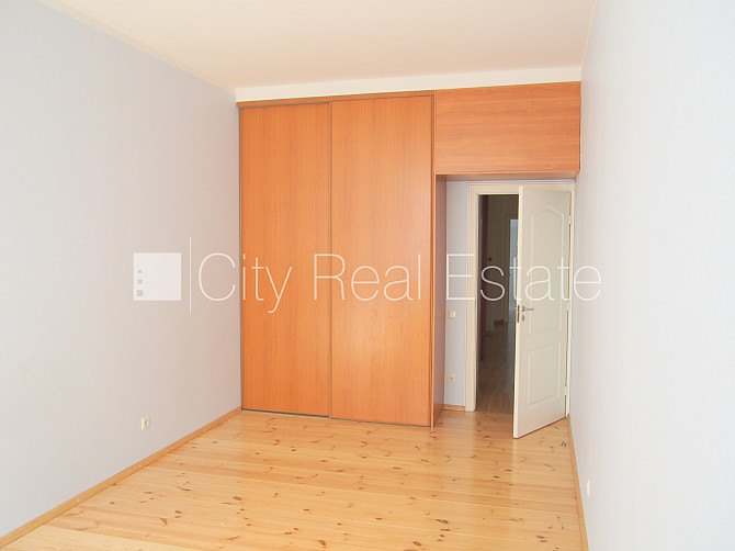 Renovēta māja, labiekārtots apzaļumots pagalms, apsargāta teritorija, ir lifts, kāpņu telpa Rīga - foto 13
