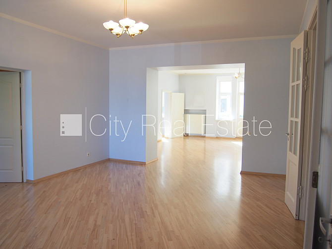 Renovēta māja, labiekārtots apzaļumots pagalms, apsargāta teritorija, ir lifts, kāpņu telpa Rīga - foto 7