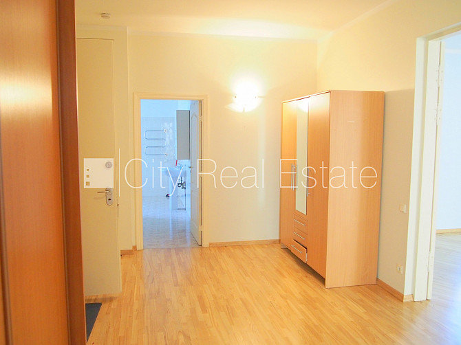Renovēta māja, labiekārtots apzaļumots pagalms, apsargāta teritorija, ir lifts, kāpņu telpa Rīga - foto 15