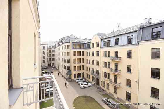 Предлагается к аренде просторная квартира в деловом центре Риги. Две больших Rīga