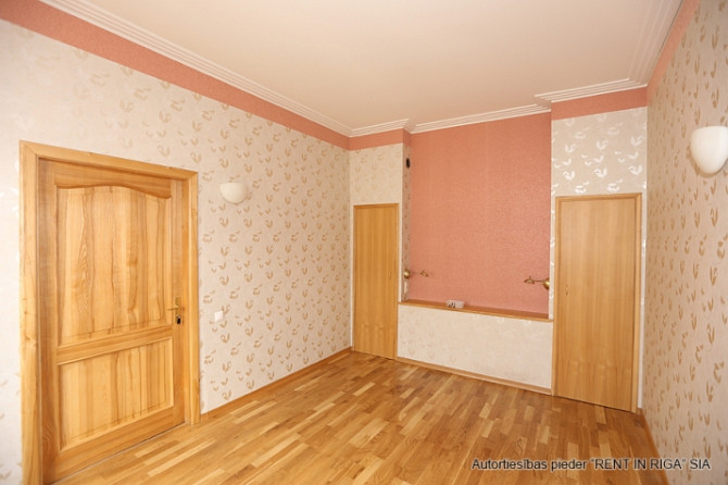 Īlgtermiņa tiek piedāvāts īrei  dzīvoklis ar lielu plašuma sajūtu Rīgas centrā. Divas Rīga - foto 8