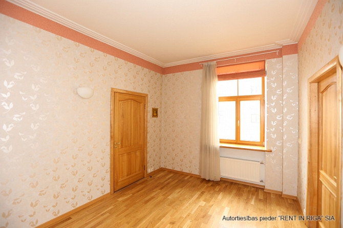 Īlgtermiņa tiek piedāvāts īrei  dzīvoklis ar lielu plašuma sajūtu Rīgas centrā. Divas Rīga - foto 9
