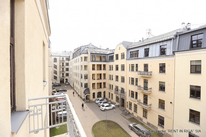 Īlgtermiņa tiek piedāvāts īrei  dzīvoklis ar lielu plašuma sajūtu Rīgas centrā. Divas Rīga - foto 3