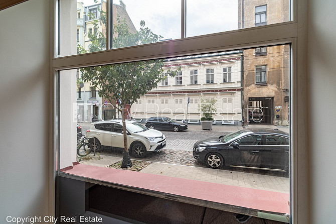 Fasādes māja, ieeja no ielas, logi vērsti mājas abās pusēs, halle, palīgtelpa, divas ieejas, Rīga - foto 18