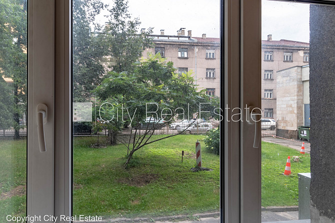 Fasādes māja, ieeja no ielas, logi vērsti mājas abās pusēs, halle, palīgtelpa, divas ieejas, Rīga - foto 5