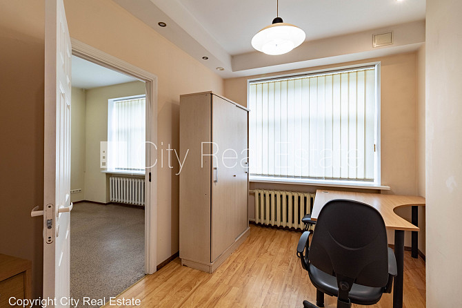 Fasādes māja, ieeja no ielas, logi vērsti mājas abās pusēs, halle, palīgtelpa, divas ieejas, Rīga - foto 12