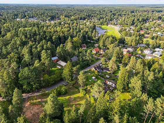 Pārdod izlīdzinātu taisnstūra zemesgabalu  1620 m2 Pārogrē privātmājas būvniecībai. Zemesgabals atro Ogre un novads