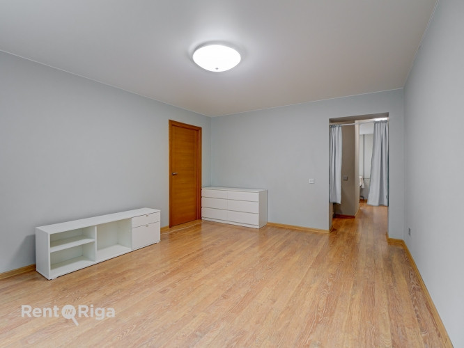 Piedāvājumā 3 istabu dzīvoklis Rīgas centrā.  Dzīvoklis ir plašs, ar pārdomātu un ērtu Rīga - foto 2