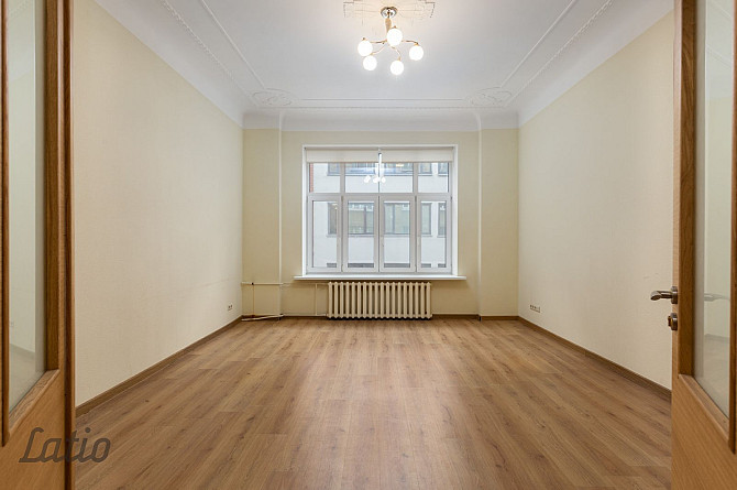 Īrēt tiek piedāvāts četru istabu dzīvoklis pašā pilsētas centrā. Līdzās veikali, Rīga - foto 2