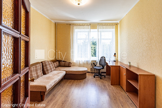 Labiekārtots apzaļumots pagalms, vieta automašīnai, ieeja no pagalma, kāpņu telpa pēc Rīga - foto 1