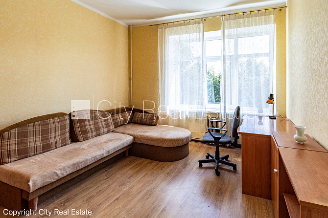 Labiekārtots apzaļumots pagalms, vieta automašīnai, ieeja no pagalma, kāpņu telpa pēc Rīga - foto 2