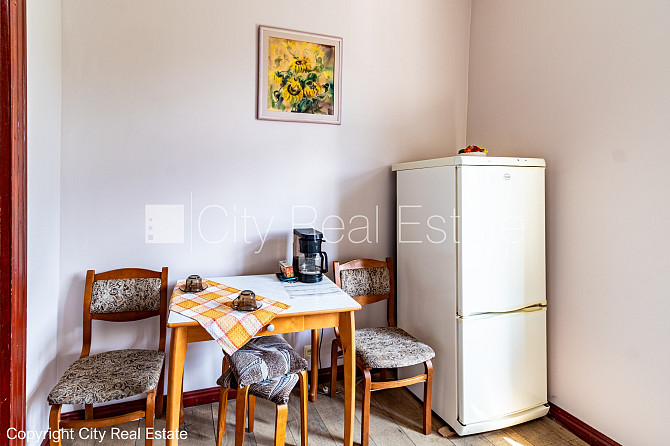 Labiekārtots apzaļumots pagalms, vieta automašīnai, ieeja no pagalma, kāpņu telpa pēc Rīga - foto 16