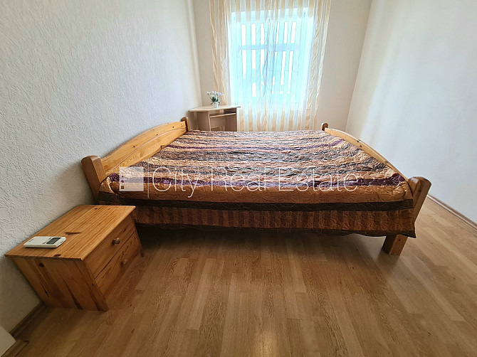 Fasādes māja, labiekārtots apzaļumots pagalms, bezmaksas stāvvieta pagalmā, ieeja no ielas un Rīga - foto 10