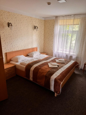 Izīrē mēbelētas studio tipa istabas pašā centrā.  Īres maksa  260 € mēnesī + 100 € Rīga - foto 3