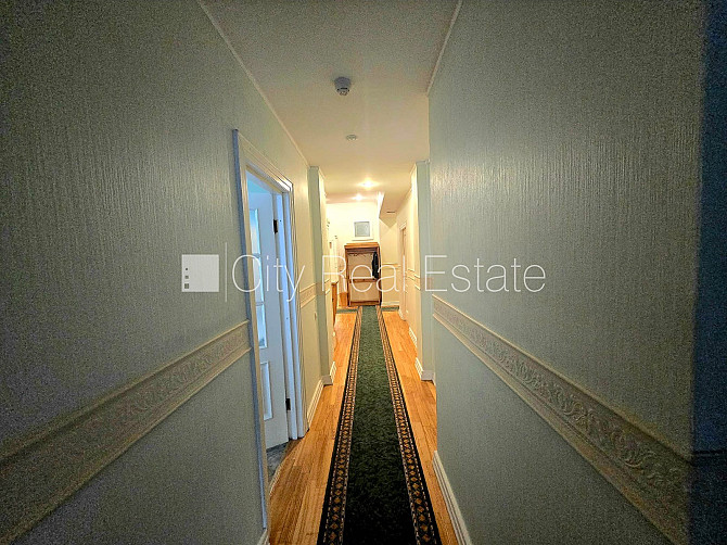 Koka māja, fasādes māja, restaurēta māja, labiekārtots apzaļumots pagalms, maksas Rīga - foto 14