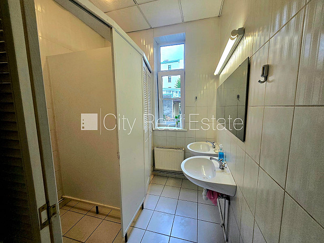 Koka māja, fasādes māja, restaurēta māja, labiekārtots apzaļumots pagalms, iespēja nomāt Rīga - foto 13