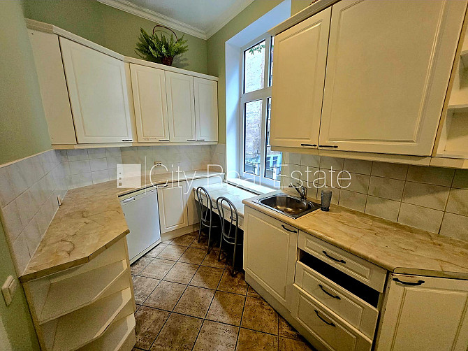 Koka māja, fasādes māja, restaurēta māja, labiekārtots apzaļumots pagalms, iespēja nomāt Rīga - foto 7