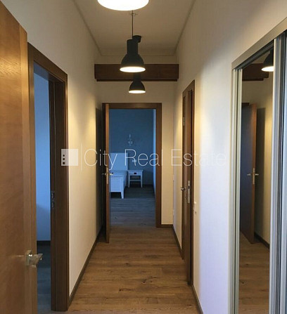 Fasādes māja, ir lifts, kāpņu telpa pēc kapitālā remonta, terase 13 m2, logi vērsti mājas Rīga - foto 12