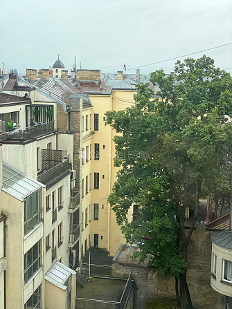 Fasādes māja, ir lifts, kāpņu telpa pēc kapitālā remonta, terase 13 m2, logi vērsti mājas Rīga - foto 16