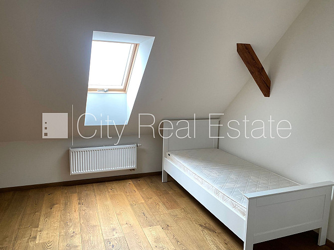 Fasādes māja, ir lifts, kāpņu telpa pēc kapitālā remonta, terase 13 m2, logi vērsti mājas Rīga - foto 9