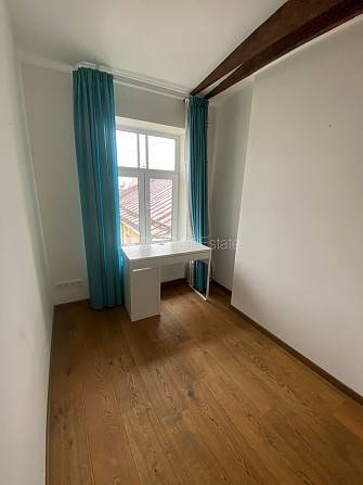 Fasādes māja, ir lifts, kāpņu telpa pēc kapitālā remonta, terase 13 m2, logi vērsti mājas Rīga - foto 10