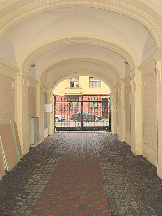 Fasādes māja, renovēta māja, labiekārtots apzaļumots pagalms, slēgts pagalms, pagalmā Rīga - foto 13