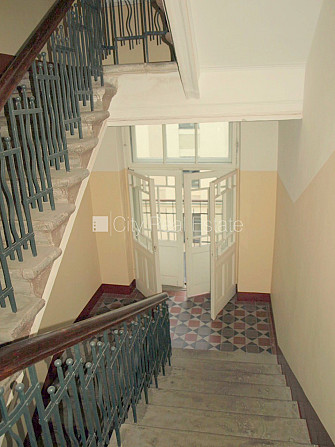 Fasādes māja, renovēta māja, labiekārtots apzaļumots pagalms, slēgts pagalms, pagalmā Rīga - foto 12